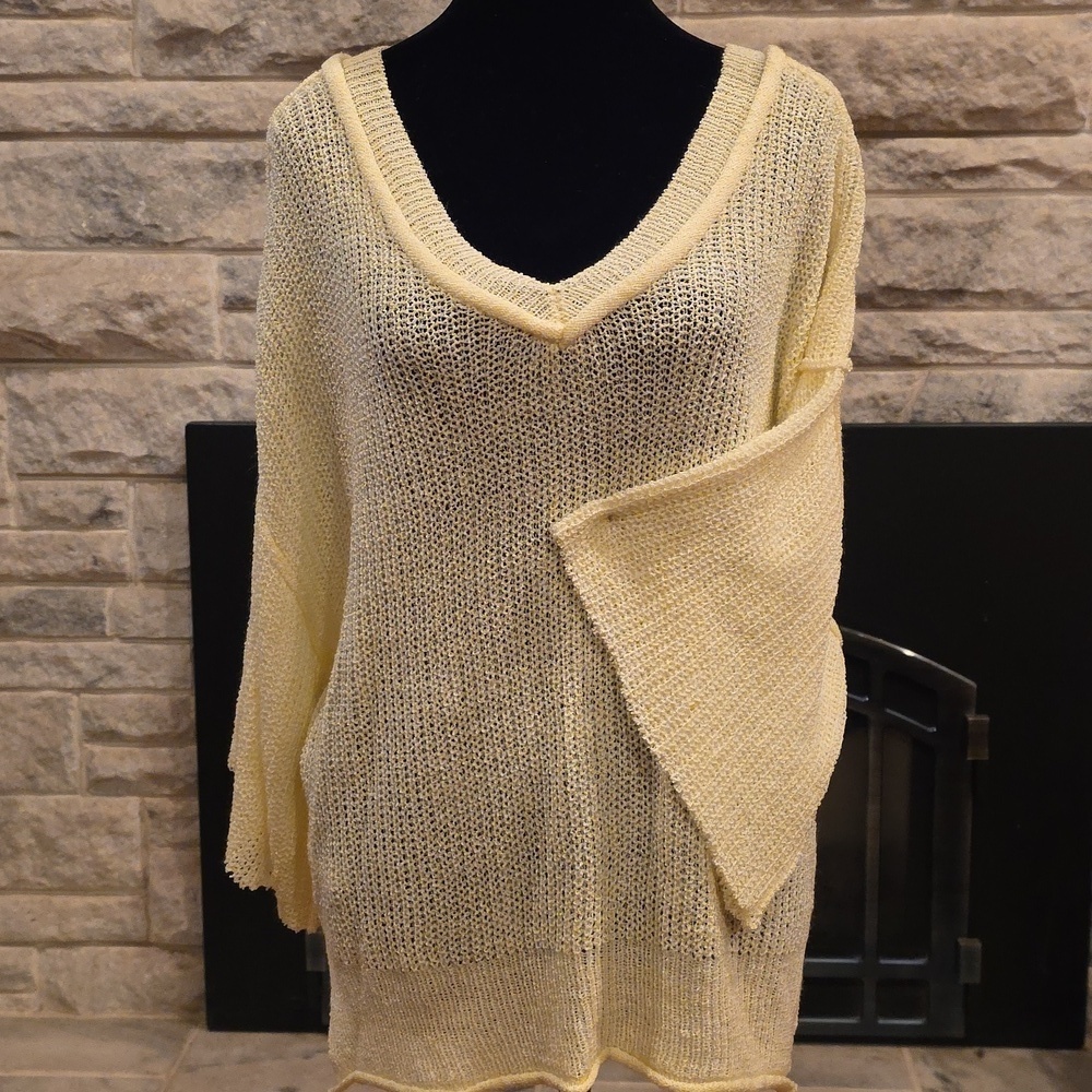 POL Yellow Knit V-Neck Quarter Sleeve Sweater. Size Small